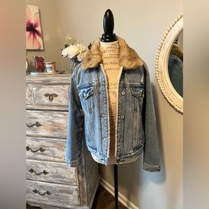 💙 NWOT Abercrombie Women’s Faux Fur Collar Denim Jacket